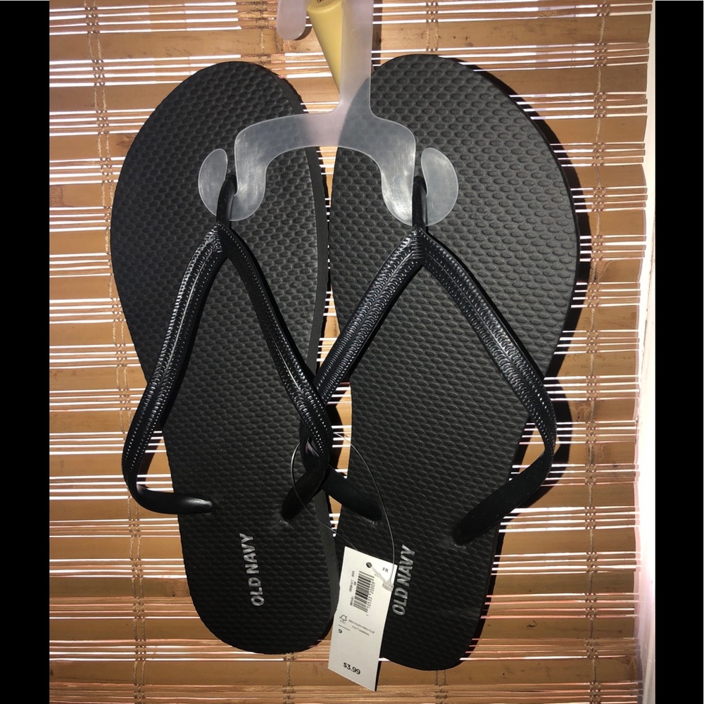 28 New Old Navy classic black flip flops